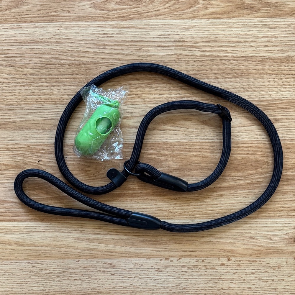 NWOT Slip Dog Leash + Waste Bag Holder 🐾